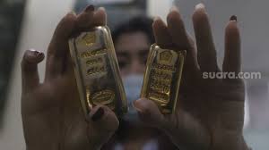 Trading price of gold/ 31.3*percentage purity of gold*weight of gold. 3 Ways To Check The Pawnshop Gold Price