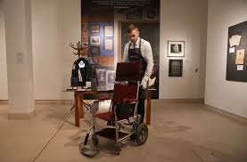 This biography offers detailed information about his childhood, career, life, achievements, trivia and timeline. Nachlass Von Stephen Hawking Hawkings Rollstuhl Fur 341 000 Euro Versteigert Panorama Stuttgarter Zeitung