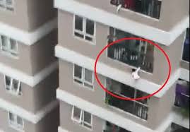 Sau khi sự việc và clip cháu bé rơi từ tầng 12a xuống được cứu sống thần kì được mạng xã hội và báo chí thông tin, anh nguyễn ngọc theo bác sĩ giang đối với trường hợp rơi từ độ cao như em bé 3 tuổi này, nếu không biết cách đỡ sẽ có chấn thương sọ não và các tạng trong ổ bụng và đồng thời. Kot2kjzfta6 5m