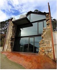 Une Maison En Ruine Ultra Contemporaine Trouvez Le Bon Artisan Sur Www Travaux Com Architecture Moderne Maison Design Renovation Maison Ancienne