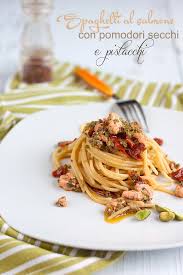 Spaghetti Al Salmone Con Pomodori Secchi E Pistacchi La Cuoca Dentro Ricetta Pasti Italiani Ricette Idee Alimentari
