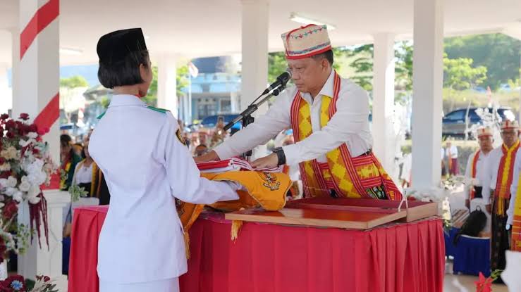 DI TENGAH BENCANA, MENDAGRI TITO KARNAVIAN PIMPIN UPACARA HUT KE-81 RI DI MANGGARAI TIMUR