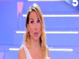 Sembra proprio che barbara d'urso ami mostrare le sue gambe e sui social coglie il momento dell'estate per indossare abiti leggeri che porta anche senza scarpe per un'effetto di leggerezza. Pomeriggio 5 Oggi Non Va In Onda Barbara D Urso Lo Annuncia Cosi