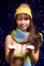 FLASH』で佐野ひなこが下乳ちらり完璧ボディを披露！NMB48本郷柚巴の初雪グラビアも (2021年12月21日) - エキサイトニュース