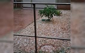 A chuva de granizo acontece quando um conjunto de partículas entra em contato com o ar frio e modifica seu estado de líquido para sólido, formando as pedras de gelo. Chuva De Granizo Atinge Serranopolis E Formosa
