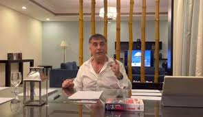 Sedat peker'in masasında yine not kağıtları vardı ancak bu kez kitap yoktu. Sedat Peker Den Baris Akademisyenleri Aciklamasi Cocuklari Esleri Korkmus Olabilir Ozur Diliyorum