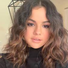 Selena Gomez S Wavy Ombre Hair Is Basically The Definition Of Voluminous And So Gorgeous Selena Gomez Short Hair Selena Gomez Hair Curly Hair Styles Naturally