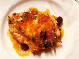 Pulite i tranci di pesce spada, metteteli in una terrina e unitevi 3 rametti di prezzemolo tritato, 3 cucchiai di olio. Tranci Di Pesce Spada Alla Ghiotta Ricette Al Volo