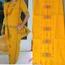 Ada yang masih berupa kain, ada juga yang sudah berupa baju siap pakai. Model Baju Kain Tenun Toraja Amat