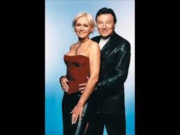 Svoje největší pecky, třeba náš song nebo tu nejslavnější čau, lásko, kterou nazpívala s karlem gottem, si může. Karel Gott Marcela Holanova Skoda Lasky Youtube Songs Music Fashion