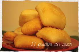 Asta fritta dal colore dorato, gonfia e soffice, vuota all'interno con un sapore unico e pieno. Gnocco Fritto Senza Strutto