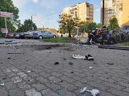 Am ieşit să mă plimb prin oraşul meu drag, şi în piaţa mare am văzut un boschetar stând prea mult în acelaşi loc. Yhyhzphi7uxx3m