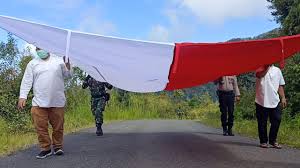 Festival bendera 2020 digelar bertepatan dengan 75 tahun indonesia merdeka. Gelorakan Semangat Nasionalisme Kapolsek Beutong Kibarkan Bendera Merah Putih Di Puncak Gunung Singgah Mata Tribrata News Polres Nagan Raya