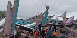 Gempa pertama terjadi pada hari kamis (14/1/2021) pukul 14.45 wita dengan kekuatan m 5,9. Rs Mitra Manakarra Mamuju Ambruk Akibat Gempa Perawat Dan Bayi Dilaporkan Terjebak Merdeka Com