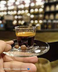 وحده فنجان القهوة ما يمتلك القدرة على احتواء الوجع حين يأتي المساء معبق برائحة الحنين
