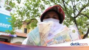 Makanan di atas 40 ribu mahal, hape di atas 3 juta mahal, naik pesawat kelas ekonomi citilink, atau kalau naik kereta yang kelas bisnis saja, beli baju masih di tanah abang. Jelang Lebaran Penukaran Uang Rp 75 Ribu Jadi Incaran Warga Di Bandung