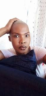 My sister from another mother ke mo kopela thuso hleng ha ntse re rekisa  nne re mo thuse a ska robala le tlala .