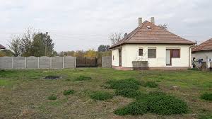 Pentru a achizitiona o casa in ungaria va trebui sa platiti un impozit, taxa in valoeare de 2% din valoarea tranzactiei in cazul in care casa costa maxim 15.000 de euro sau de 4% daca depaseste aceasta suma. Casa De Vanzare Bedeu Ungaria Cv19 Stranici Imobiliare