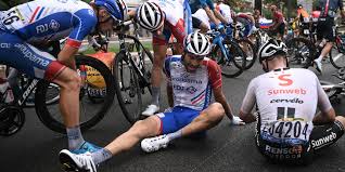 Les organisateurs du tour de france ont annoncé leur volonté de porter plainte contre la spectatrice à l'origine samedi de la grosse chute survenue à 45 kilomètres de l'arrivée de la première étape à landerneau, ayant notamment entraîné le premier abandon du tour, celui de l'allemand jasha. Chute De Thibaut Pinot Sur Le Tour De France Va T Il S En Remettre Se Demande Virenque