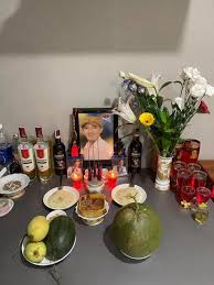 Quách Ngọc Tuyên gây xúc động khi lập bàn thờ, tưởng nhớ hai cố nghệ sĩ Chí  Tài, Hữu Lộc tại nhà riêng