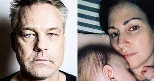 Linda bor med två små barn i en gammal stuga utan verktyg. Henrik Schyfferts Desperata Vadjan Efter Svarigheterna Med Sonen Hjalp