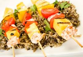 Brochettes De Crevettes Et De Mangue Coup De Pouce Veggie Skewers Seafood Recipes Shellfish Recipes