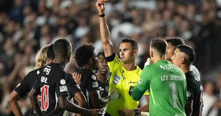 Admar Lopes critica arbitragem de Vasco x Vit&oacute;ria: 'Erro grotesco'