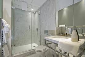 An awesome long narrow bathroom design for you who love the luxury of the victorian era. Narrow Bathroom Designs