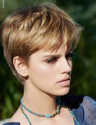 Il leur suffit juste de trouver la bonne coupe et appliquer les bons gestes au les femmes aux cheveux courts peuvent opter pour une coupe boule. 20 Coupes Pour Cheveux Fins Qui Rajeunissent Femme Actuelle