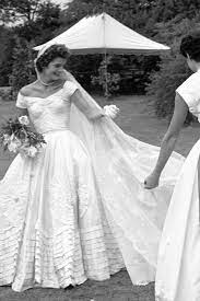 Das brautkleid von jackie kennedy gilt als eines der ikonischsten hochzeitskleider ever. Jackie Onassis Kennedy S Wedding Dress Wedding Dress Of Jacqueline Bouvier