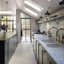 Uisine Tout En Longueur Couleur Noir Profond Et Les Details Couleur Or Avec Un Joli Plan De Tr Renovation Cuisine Sol De Cuisine Cuisine Ouverte Extension