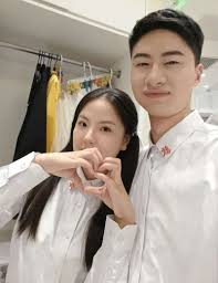 庞众望回应与女友拍“领证照”:拍着玩的还没领证-6parknews.com