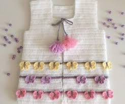 Kelebek Kondu Bebek Yelek Orgusu Nazarca Com Baby Knitting Patterns Orgu Boncuk