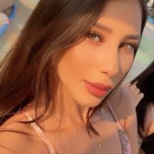 Danielle Silveira's Instagram, Twitter & Facebook