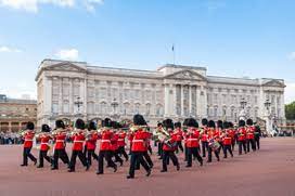 Jedes jahr von ende juli bis september öffnet die queen die pforten für besucher aus aller welt. London Der Buckingham Palace 10 Uberraschende Fakten