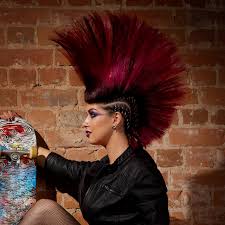Well, that long gone are the days when women could only wear bulky hair, voluminous wigs, which, according to some information, sometimes mice were got !!! Ravishing Indie Hairstyles For Girls