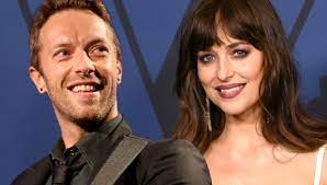 4 looking older and sophisticated. Dakota Johnson Chris Martin Verdachtiges Schmuckstuck Sind Sie Verlobt Bunte De