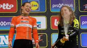 Annemiek van vleuten, die als tweede de finish passeerde, stak haar handen in de lucht in de veronderstelling te hebben gewonnen. Vergeet De Tour Deze Vrouwen Zorgen Voor Spektakel In Giro Rosa Linda Nl