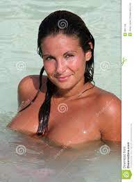 Nackte Frau Im Ozean-Wasser Stockfoto - Bild von paradies, ausdruck: 3851746