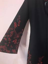 Padanan baju warna merah ini boleh dipadankan dengan tudung warna pastel. Baju Kurung Hitam Corak Bunga Merah Era Maya Muslimah Fashion Two Piece On Carousell