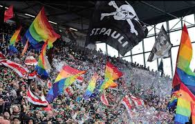 Pauli arrivavano entrambe da due vittorie, rispettivamente contro hannover e sandhausen, ed è stato questo a spingere i due tecnici a non cambiare formazione. St Pauli O Clube Alemao Ativista Contra O Fascismo Mercado Do Futebol