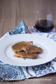 La torta al vino rosso è un dolce soffice, profumato e speziato con polvere di cannella e chiodi di garofano, cacao, cioccolato fondente e vino rosso. Scaloppine Di Manzo Al Marsala Profumo Di Sicilia
