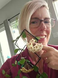 She popped some open today..woohooo!! I will go outside tonight to smell  what I can smell..lol rn I smell nada lol GardenGirl Wpb YOU ROCK!!!  💚🥰🙌🏾