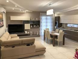 Per finire vogliamo lasciarvi alle immagini di un suggestivo progetto che vi mostrerà come arredare in maniera impeccabile ed elegante una casa al mare di 40 mq. Arredamento Completo Casa Moderna Moderno Sala Da Pranzo Napoli Di Mdm Arredamenti Di Sollo Luigi Houzz