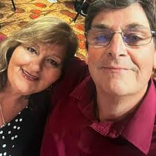 What are the requirements for the alumni memorial page?