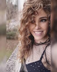 Claudisabel sentiu-se mal, parou e saiu do carro para o sinalizar. Mas  carro embateu violentamente