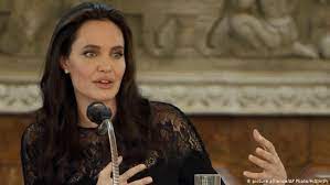 Aug 29, 2017 · bell's palsy is a condition that causes a temporary weakness or paralysis of the muscles in the face. Angelina Jolie Reveals Health Problems Following Split From Brad Pitt Film Dw 27 07 2017