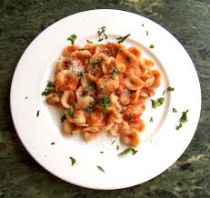 Sätt på en stor kastrull med riklig mängd saltat vatten, koka upp. Pasta Al Pomodoro Wikipedia