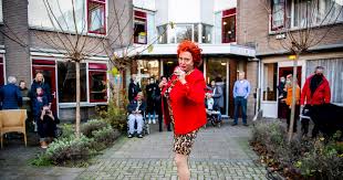 In de jopie parlevliet show voelt richard groenendijk (42) bekende nederlanders aan de tand. Da S Leuk Staat Jopie Parlevliet Met Hapjes En Een Liedje Op De Stoep Hebbie Mijn Hit Al Gehoord Rotterdam Ad Nl