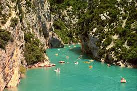 The ardèche river, which gives its name to the département, springs from the rocks here, and the ardèche gorges we leave vals, and carefully pick our way around aubenas's urban sprawl. Ardeche Urlaub In Der Provence
